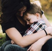 Wanneer een kind huilt hoeven we alleen maar aanwezig te zijn en te luisteren naar hun verdriet.